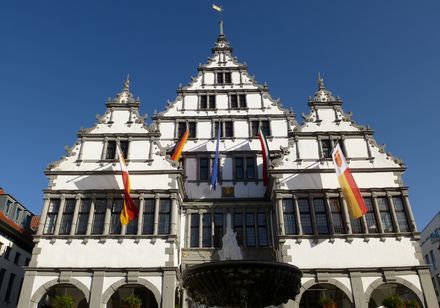 [Translate to Leichte Sprache:] Bei Stadtführungen entdecken - z.B. das Rathaus Paderborn